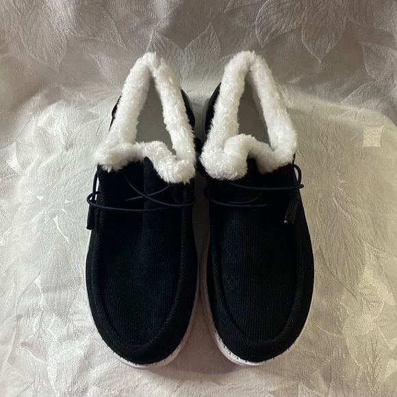 NWOT Faux Fur Slip On Low Top Booties - Picture 2 of 7